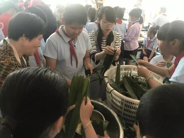 时思小学我和老师学一技马北村,港区一小迎端午粽香飘满园浮桥村,和平