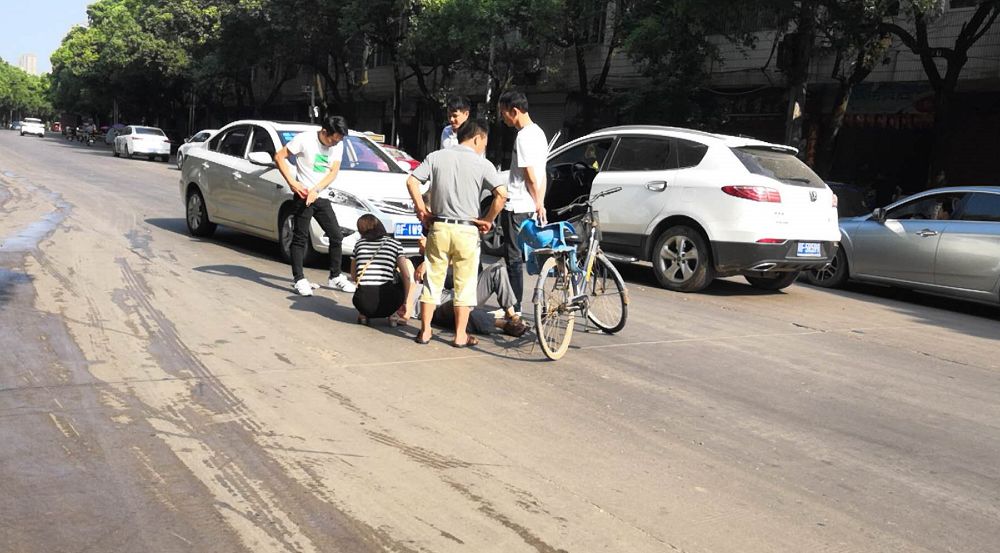 粉丝爆料在东乡环城路南门路段发生一起交通事故,一辆小车碰撞到路过