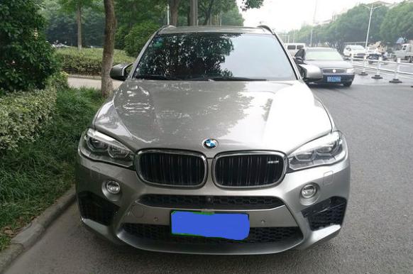 朋友花159萬元買輛寶馬x5m,開車經過汽配城時他卻停下了車