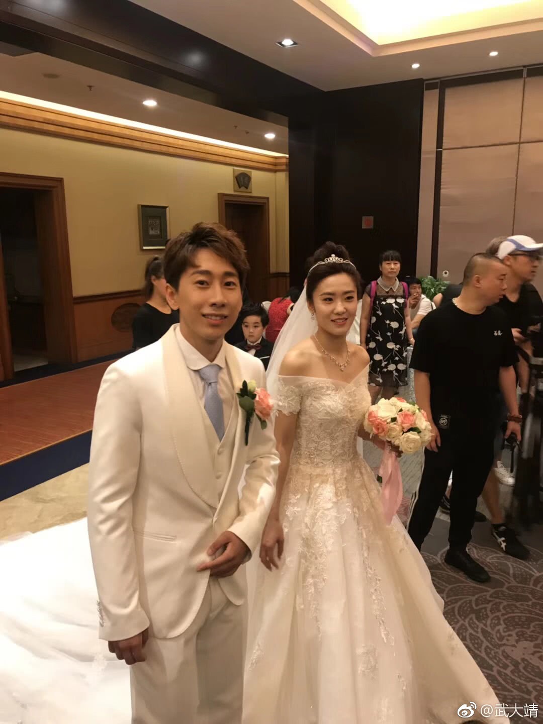 中国22岁冠军娶30岁新娘现场热吻新娘子脚网友评论亮了