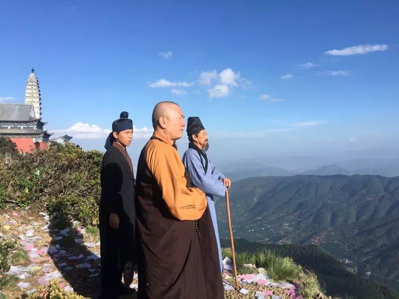 佛光普照朝山朝山劇組登上雞足山金頂雲開霧散