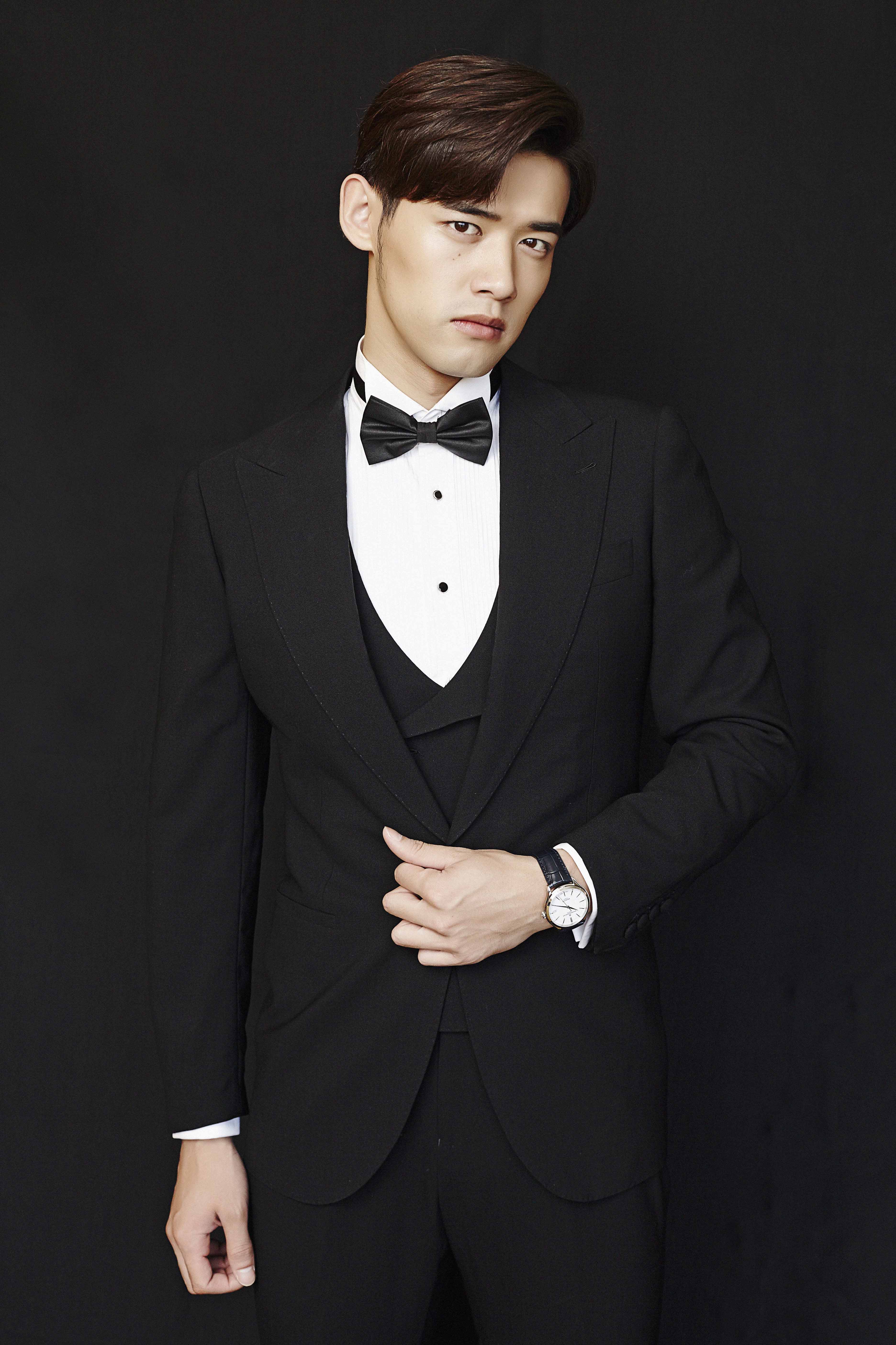 刘冬沁黑色西装优雅亮相活动时尚有型尽显绅士魅力
