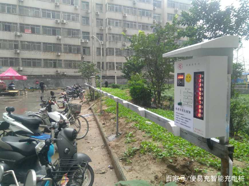 消防通道停滿私家車 小區電動車充電引發火災誰之過