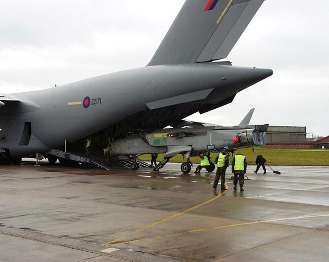 c-17運輸機雖然不能像c-5運輸機那樣能裝4輛灰狗巴士,不過c-17也能