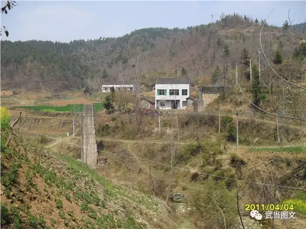 5803部队在丹江口市浪河镇建设的铁路迂回线隧道桥梁,路基