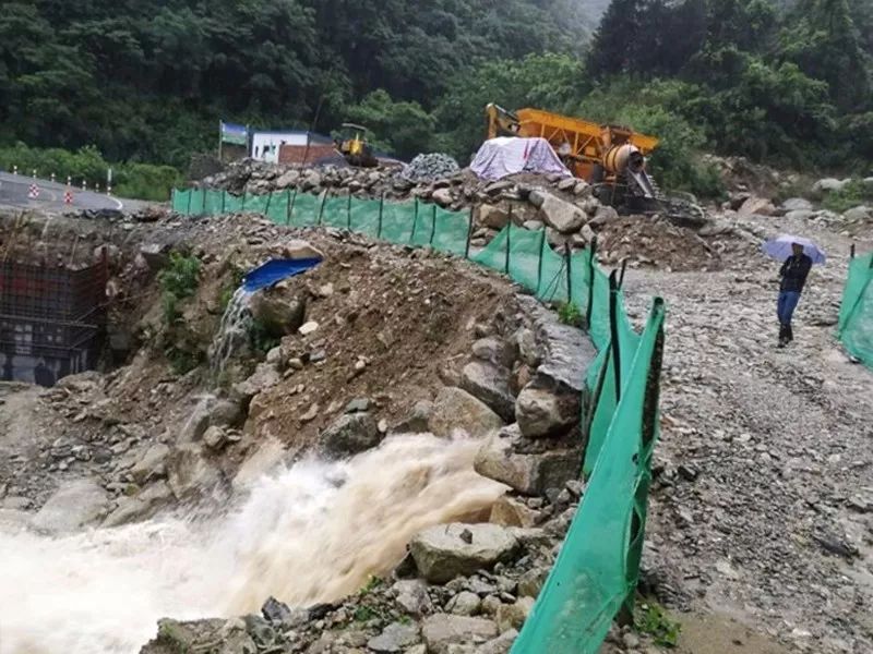 安康 受暴雨影响 多路段实施交通管制(扩散)