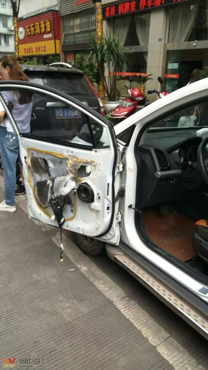 電瓶車被貨車爆頭!