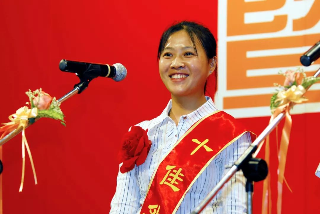 胡小燕作为首批农民工人大代表曾一天收到2000多封邮件见证