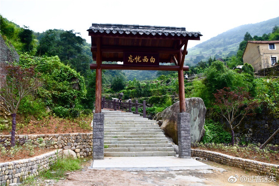 嵊州长乐小昆村建在西白山南侧半山之间,海拔在八百左右,依山傍水而居