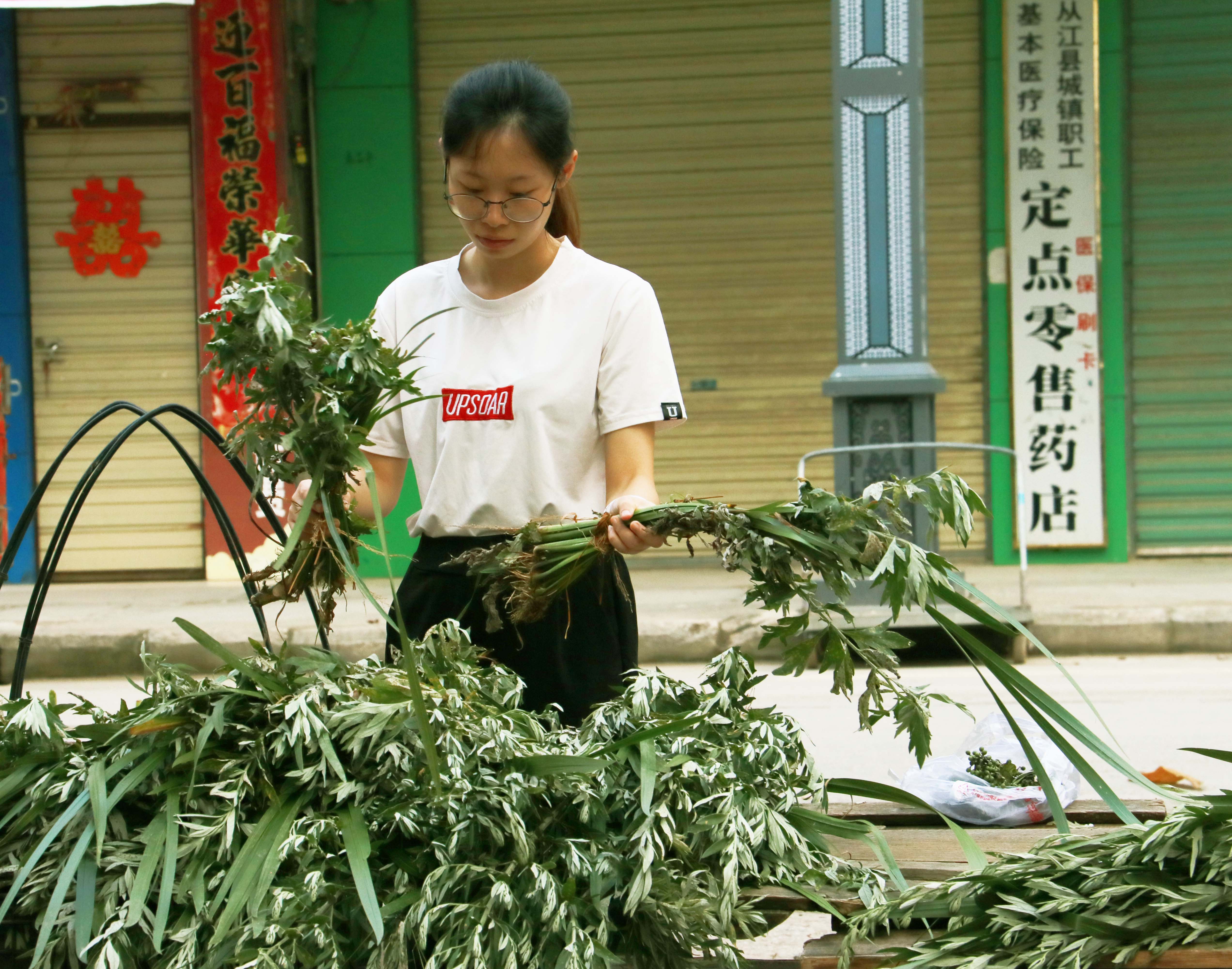 贵州从江县:端午节习俗家家户户门眉上悬挂艾草菖蒲