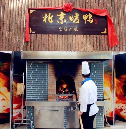 国风堂京味菜是酒店特有的风味餐厅,主营正宗北京烤鸭,青岛海鲜辅以