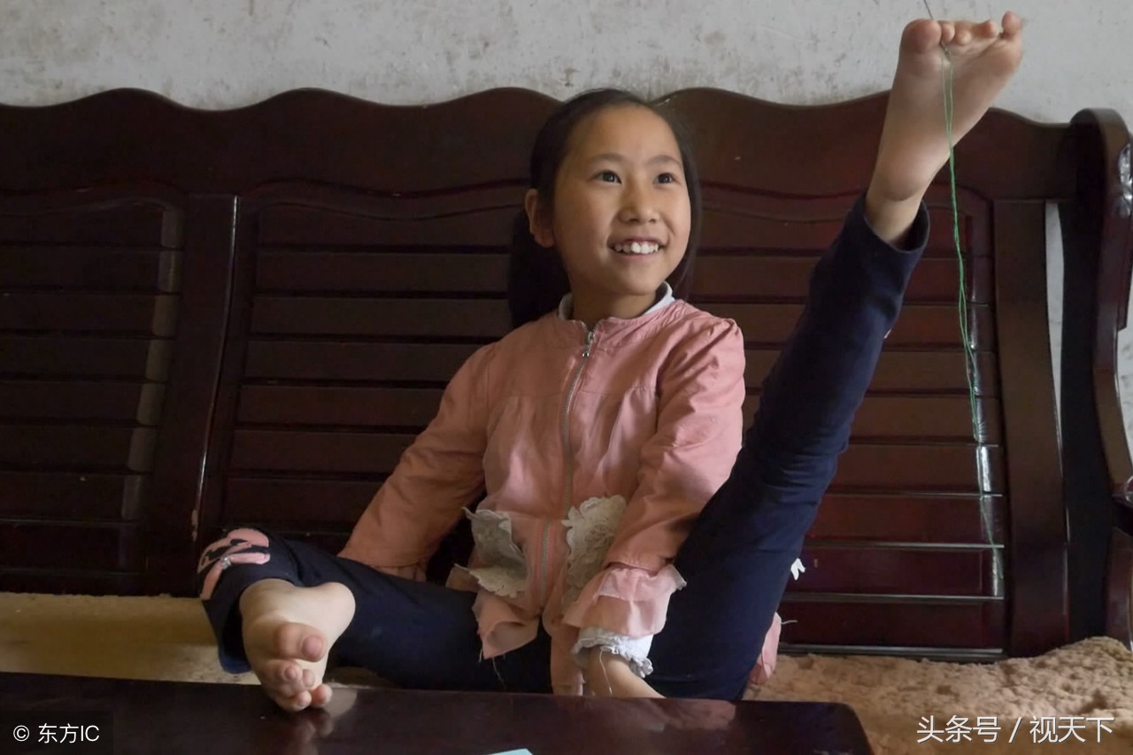 双脚代替双手写字穿针！四川9岁女孩 “脚怀绝技”，笑对人生苦难-搜狐大视野-搜狐新闻