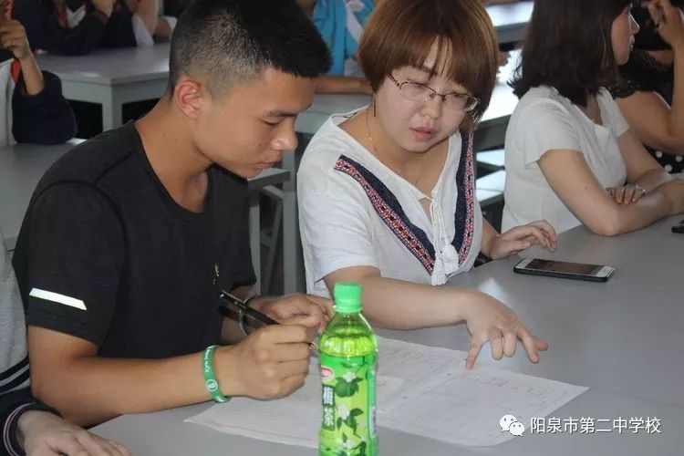 觀看比賽的同學遵守紀律,積極思考.王麗波老師對題目進行精彩點評.