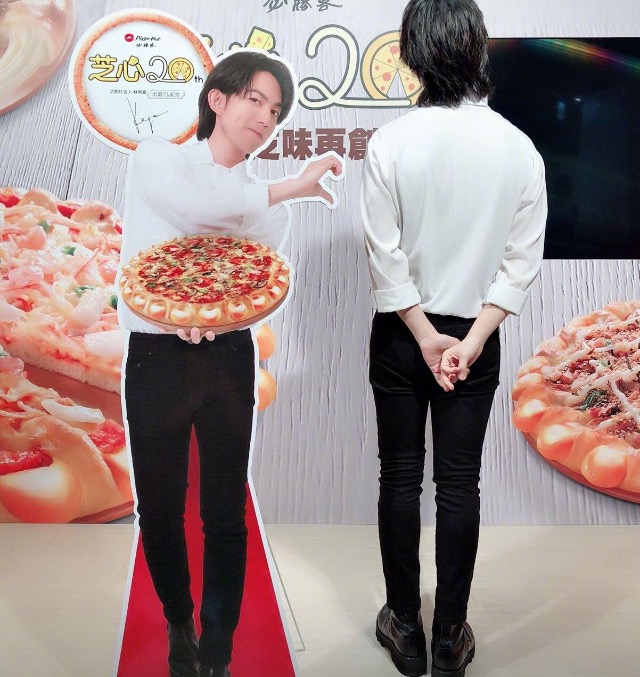林宥嘉证明身高的方式过于独特,网友:现实中的披萨可比立牌小!