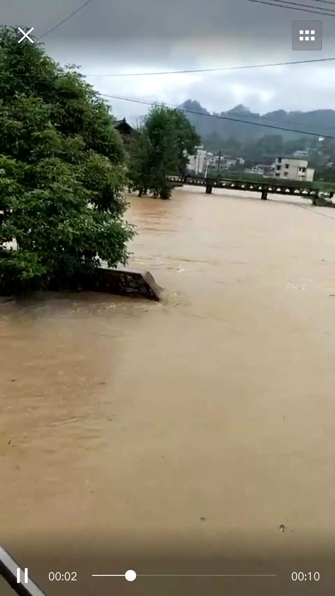 一夜暴雨凯里多地出现积水炉山隧道边坡垮塌