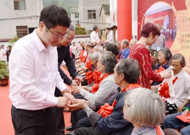 姜家镇推出了"包村干部家访"活动,由镇班子成员亲自带队,按照"六必谈