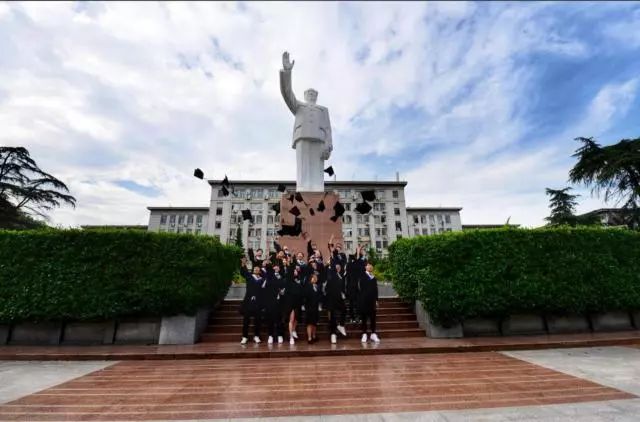 和班上同学们站在镜头前,总是忍不住的要把学士帽高高抛起来,每个人