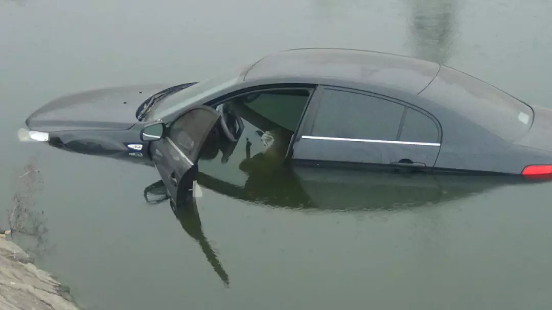 【華力汽修培訓】汽車掉水裡,車門真的打不開嗎?