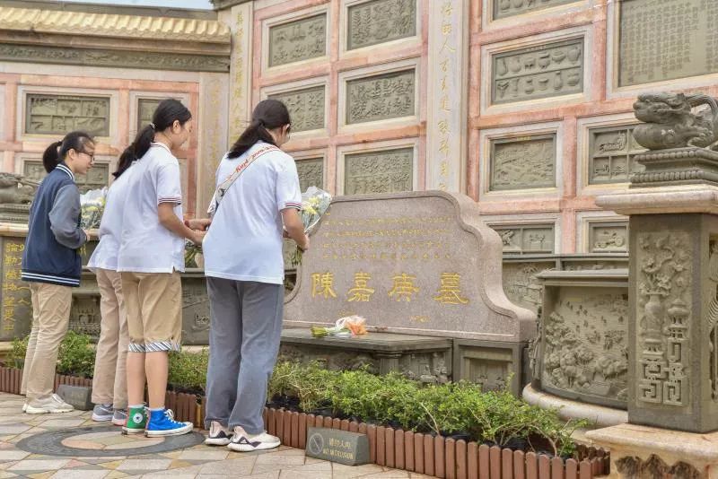 陈嘉庚纪念馆 而后我们来到陈嘉庚先生的墓地—鳌园,同学们庄严且