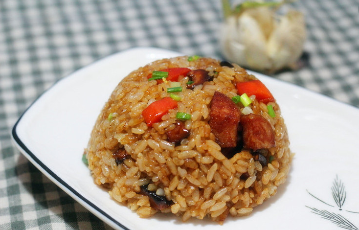 教你一道焖米饭新做法,只需焖10分钟,一开盖有肉有菜,米饭居然能这么