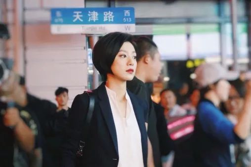 从假名牌到prada,换了200套造型的罗海燕,演出了一部上海女子穿衣图鉴