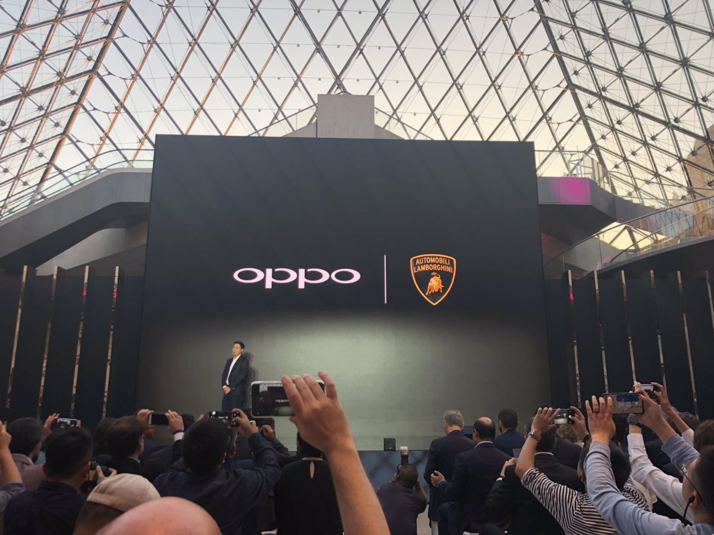 93.8%超高屏占比 OPPO Find X定价999欧元还有兰博基尼版