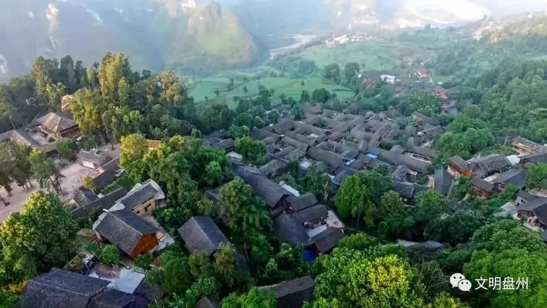 在貴州石阡縣西南山區,有一座古村,集古樓,古屋,古巷,古橋,古井,古墓