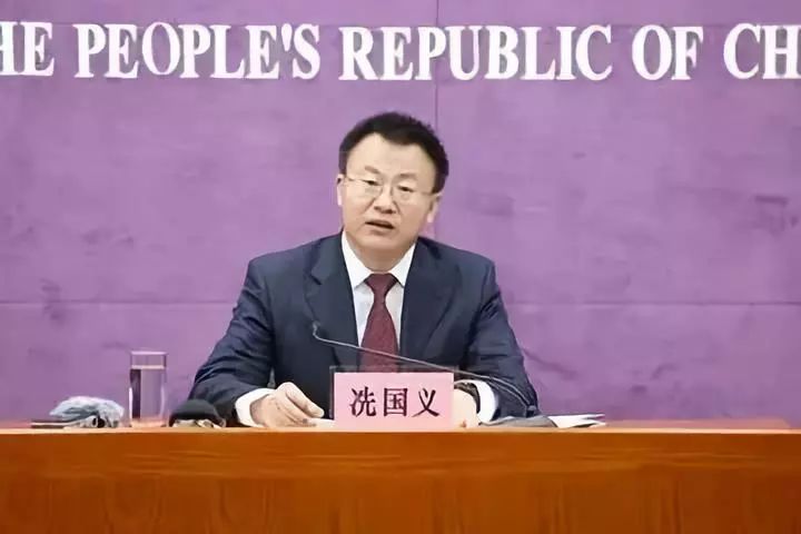 商务部服务贸易和商贸服务业司司长冼国义参加新闻发布会.