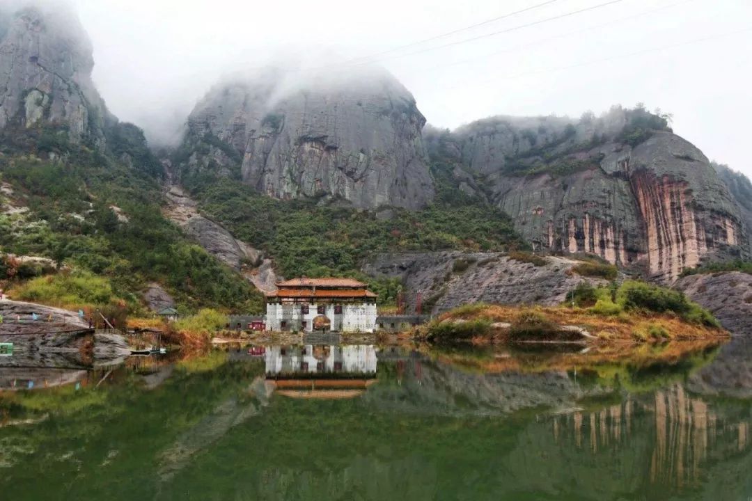 重點開發孚西溫泉度假區,大坪民俗文化體驗區,黃龍山生態避暑區,普安