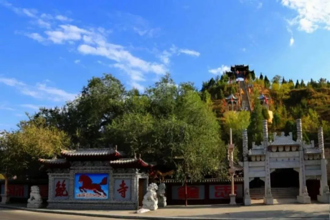 臥龍山(鮑寺)景區位於榆林市橫山區響水鎮,無定河