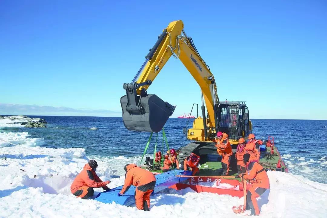 大型機械設備搶灘登陸恩克斯堡島 郭松嶠攝阿蒙森海作業 郭松嶠攝風雪