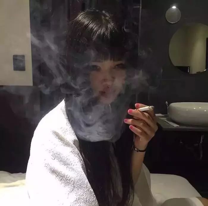 吸烟情侣头像一男一女图片