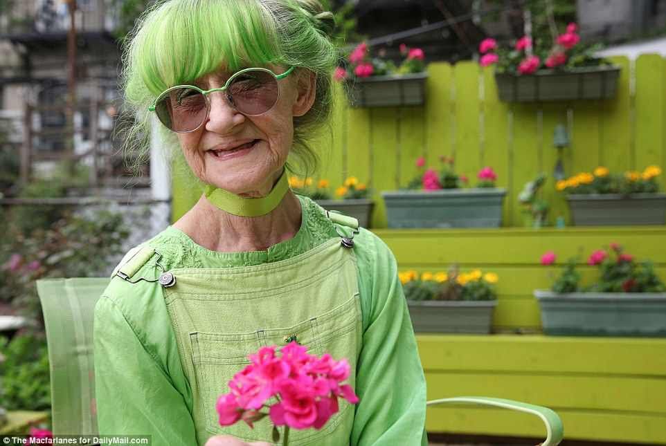 这位77岁老奶奶是世界上最爱绿色的人没有之一