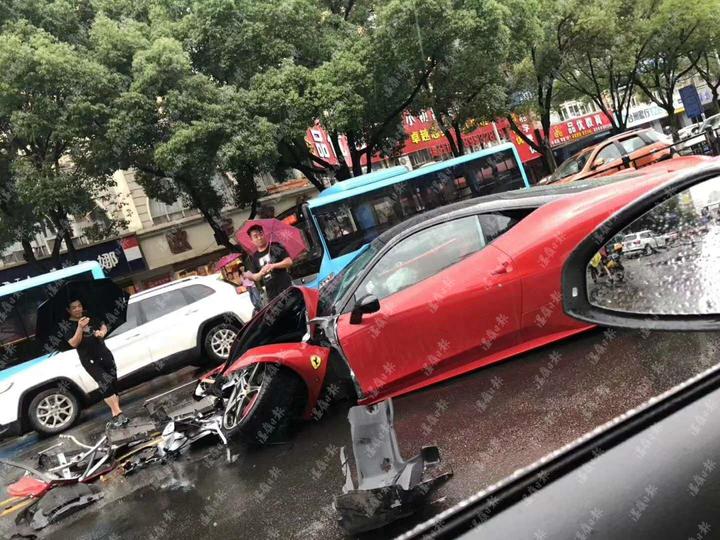 刚刚温岭街头突发车祸数百万的法拉利损毁严重