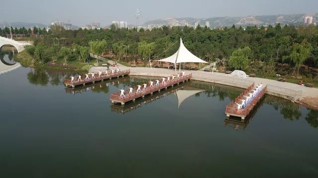 當唯美的清泉公園遇上柔美的瑜伽會碰撞出怎樣的火花