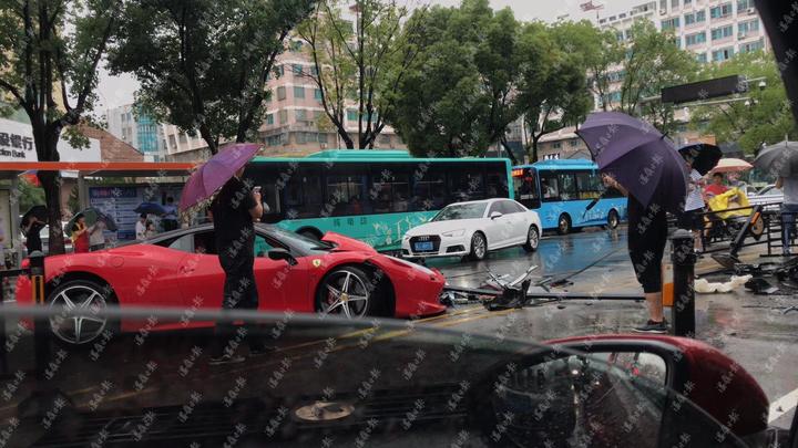 刚刚温岭街头突发车祸数百万的法拉利损毁严重