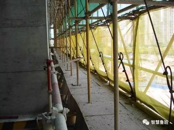 建築工地懸挑腳手架工字鋼改進一下能節省一半大家看看合理嗎