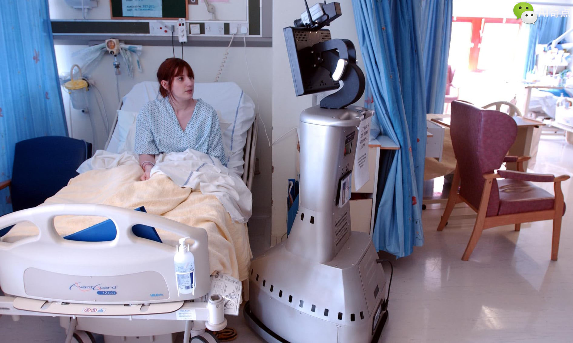 目前该机器人可以承担医生,护士,医疗助理和行政人员完成各种任务