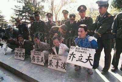 1995年11月24日,一代散打名将乔立夫,因为一风尘女子邵苗苗而被法院