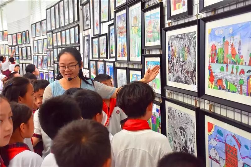 舞筆弄墨展風采書香飄溢滿校園記小學部童畫童心幸福童年師生書畫展含