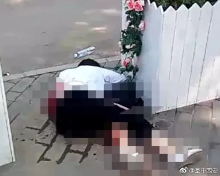 嫌疑人持刀砍伤公交车乘客,下车后继续伤人.