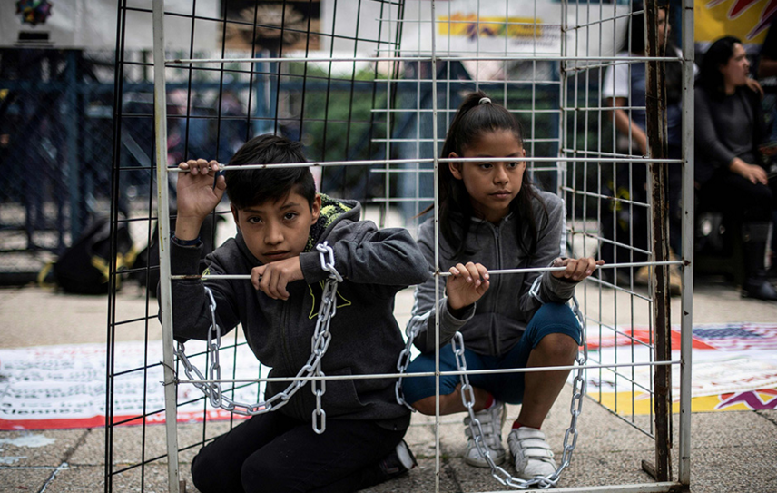 当地时间2018年6月21日,墨西哥墨西哥城,美国大使馆外,孩子在铁笼内
