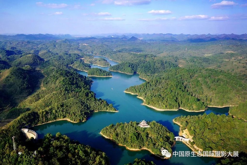 古生物化石群国家地质公园位于贵州省西南部的关岭布依族苗族自治县