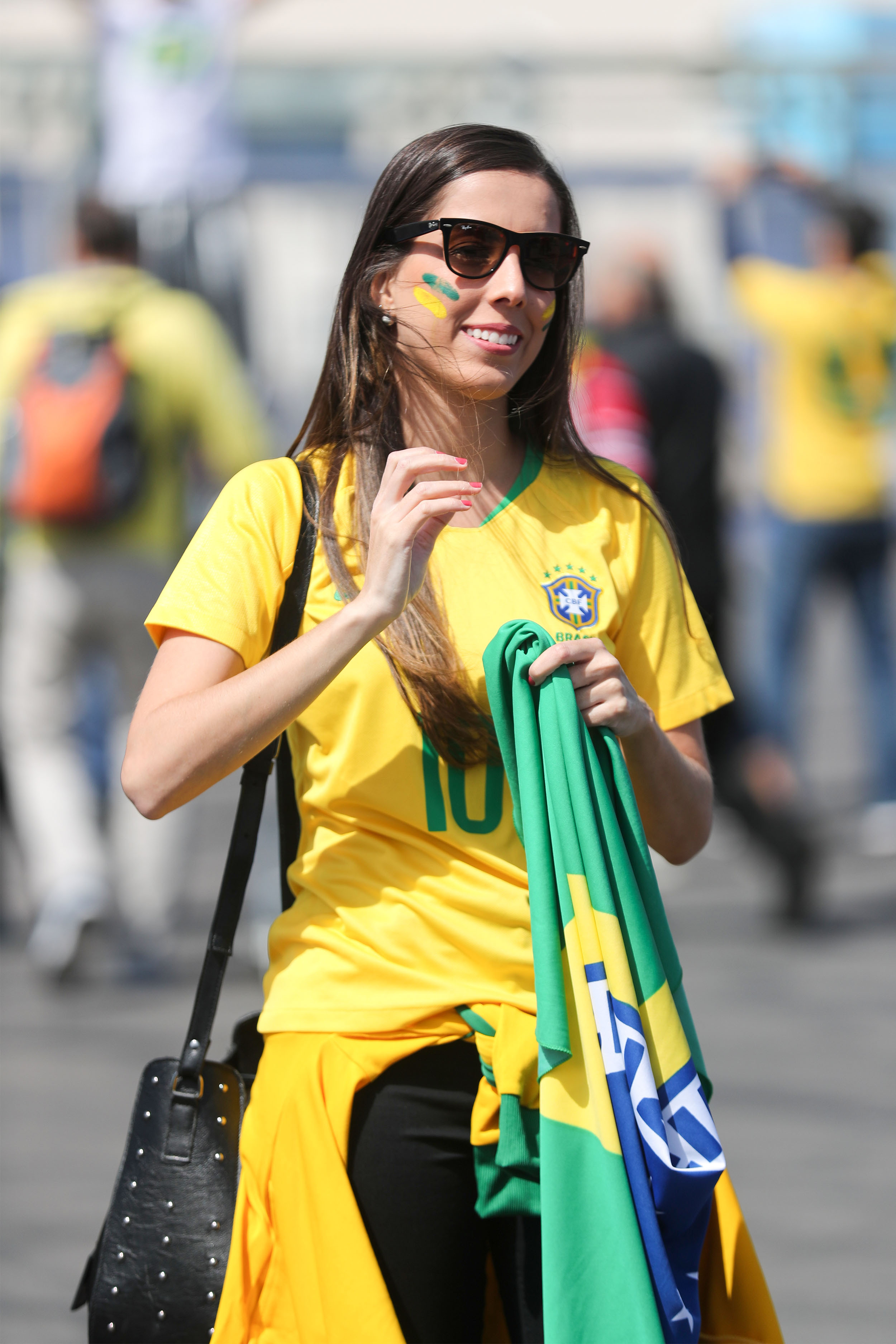 细龙直击巴西球迷低调攒人品但他们的小姐姐确实好看