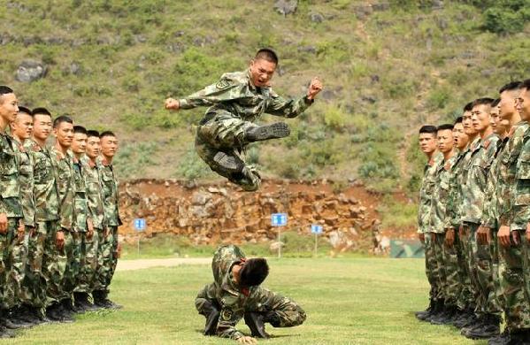 武警部隊第五片區偵察兵集訓隊訓練間隙趣味濃