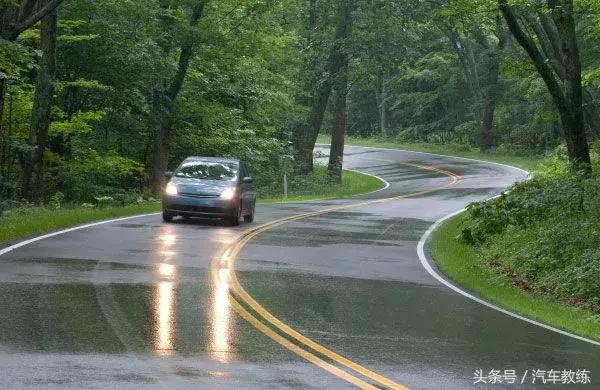 下雨天开车保命技巧,马上就能学会,受用终身!