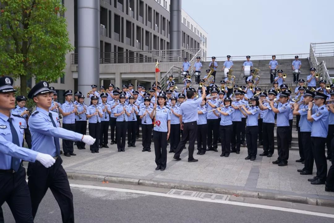 畢業翻過歲月不同側臉措不及防闖入你的笑顏