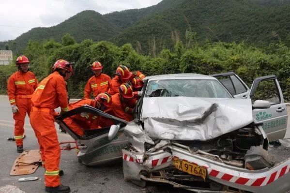 峨山兩車相撞6人被困峨山消防奮力營救車禍傷員