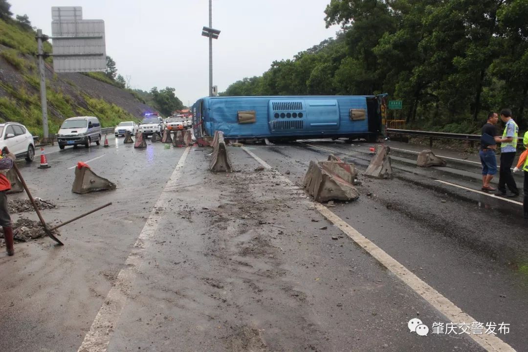 惨烈!广昆高速肇庆路段一大巴翻车,车内载有30人,现场惨不忍睹