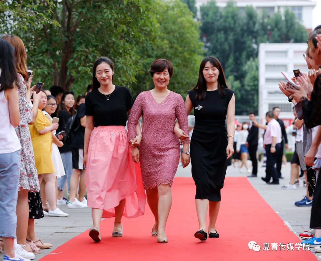 夏传新闻夏青传媒学院2015级毕业招聘双选会汇报演出圆满落幕